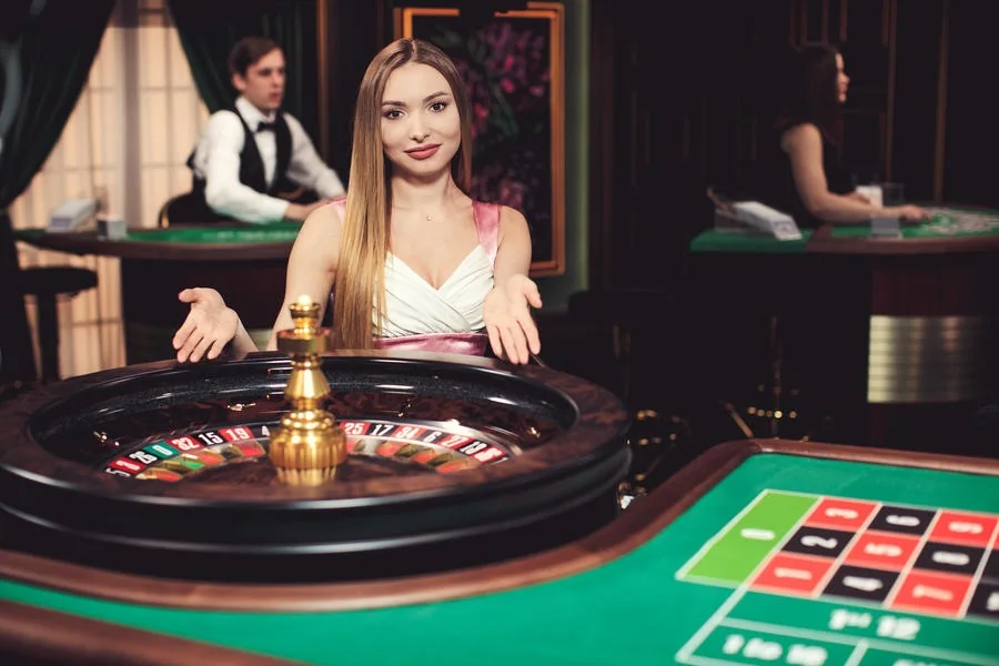 Suasana meja kasino live TALAS89 untuk permainan kartu dan dadu